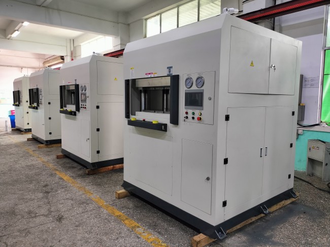 碳纖維熱壓成型機在新能源汽車、鋰電池、光伏產(chǎn)業(yè)的應(yīng)用